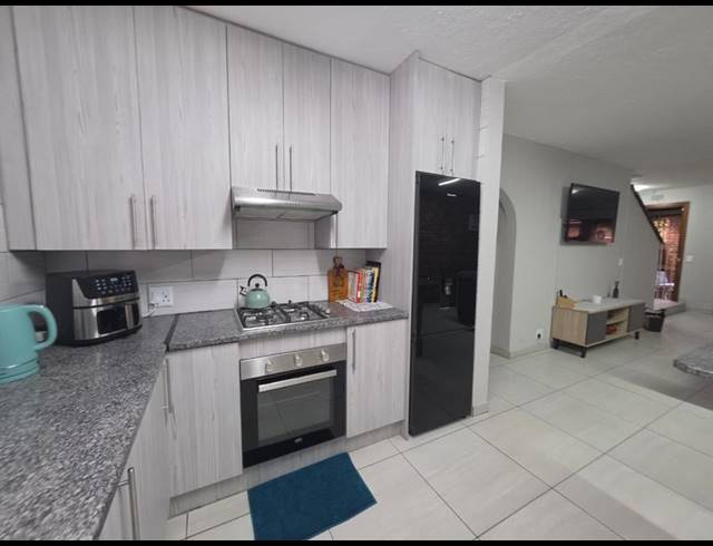 2 BEDROOM TOWNHOUSE FOR SALE IN BRACKENHURST